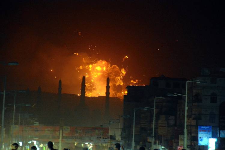 Саудитска Арабия бомбардира столицата на Йемен  