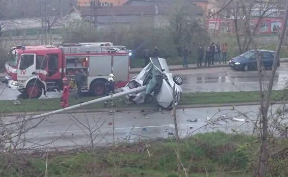 Зверска катастрофа: Кола отсече стълб в Плевен