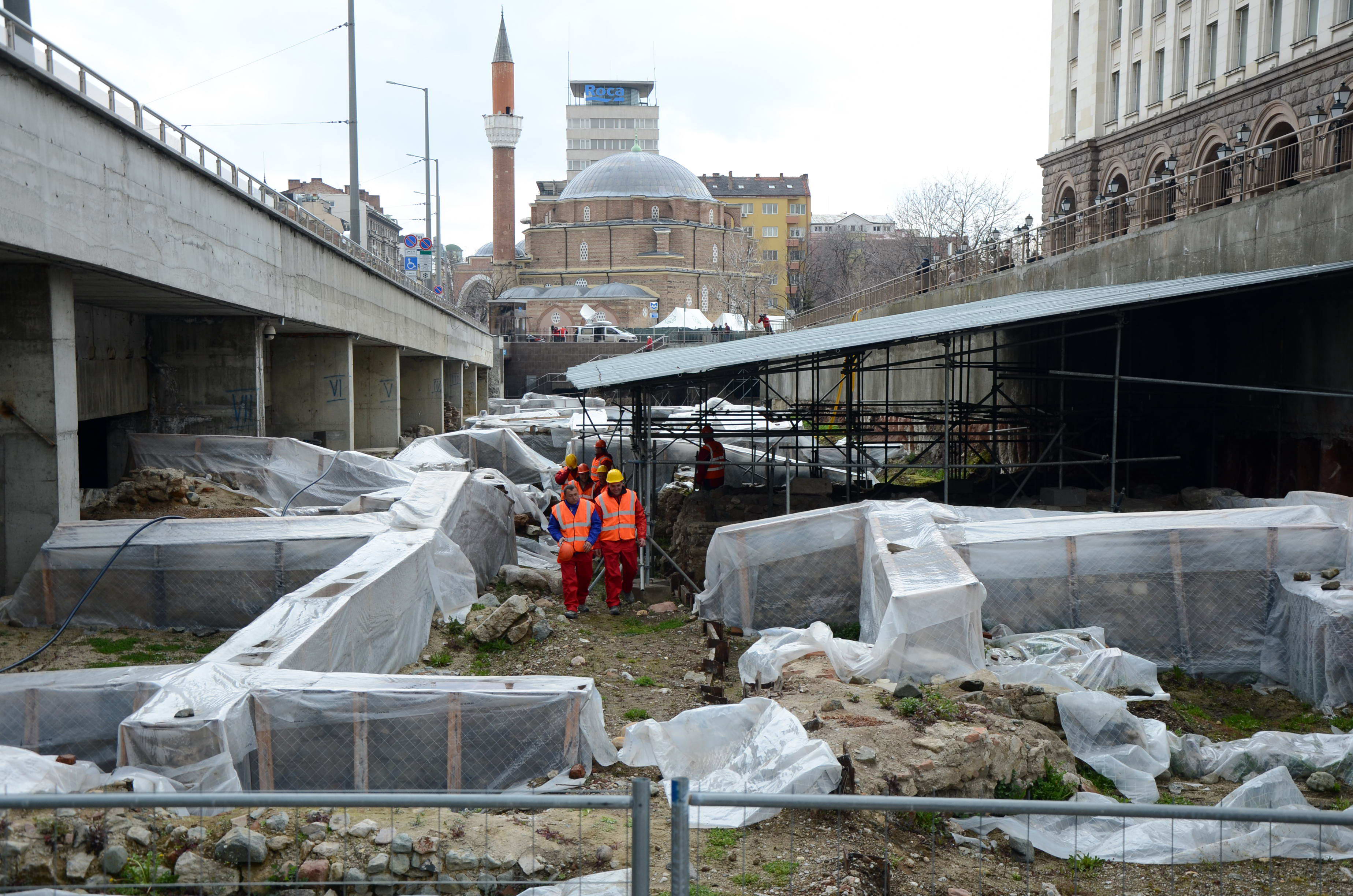 До месеци махат найлоните от разкопките в центъра на София