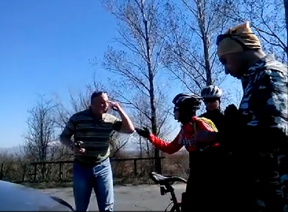 СКАНДАЛНО ВИДЕО: Прокурор блъсна колоездачка, заплашва цялата група на пътя!