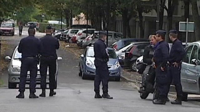 Мъж се барикадира в ресторант в Париж, плаши с бомба!