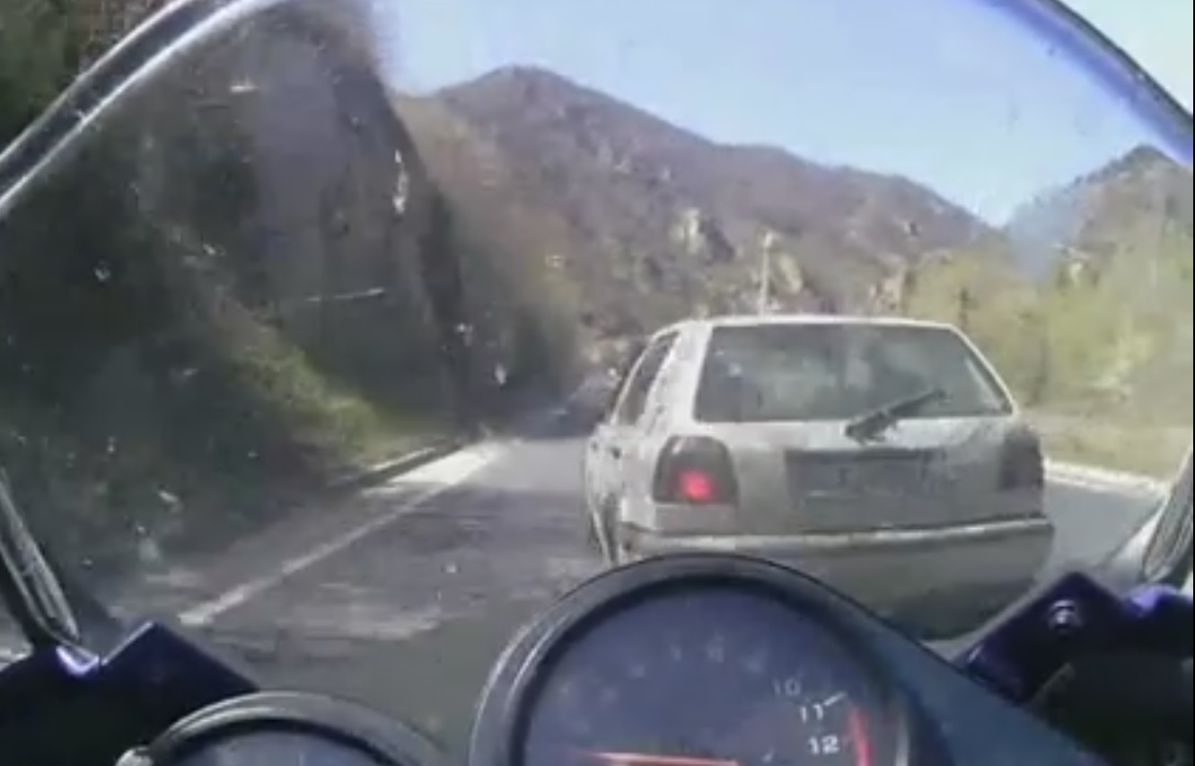 Шок на пътя: Шофьор на &quot;Голф&quot; пробва да убие моторист (ВИДЕО)