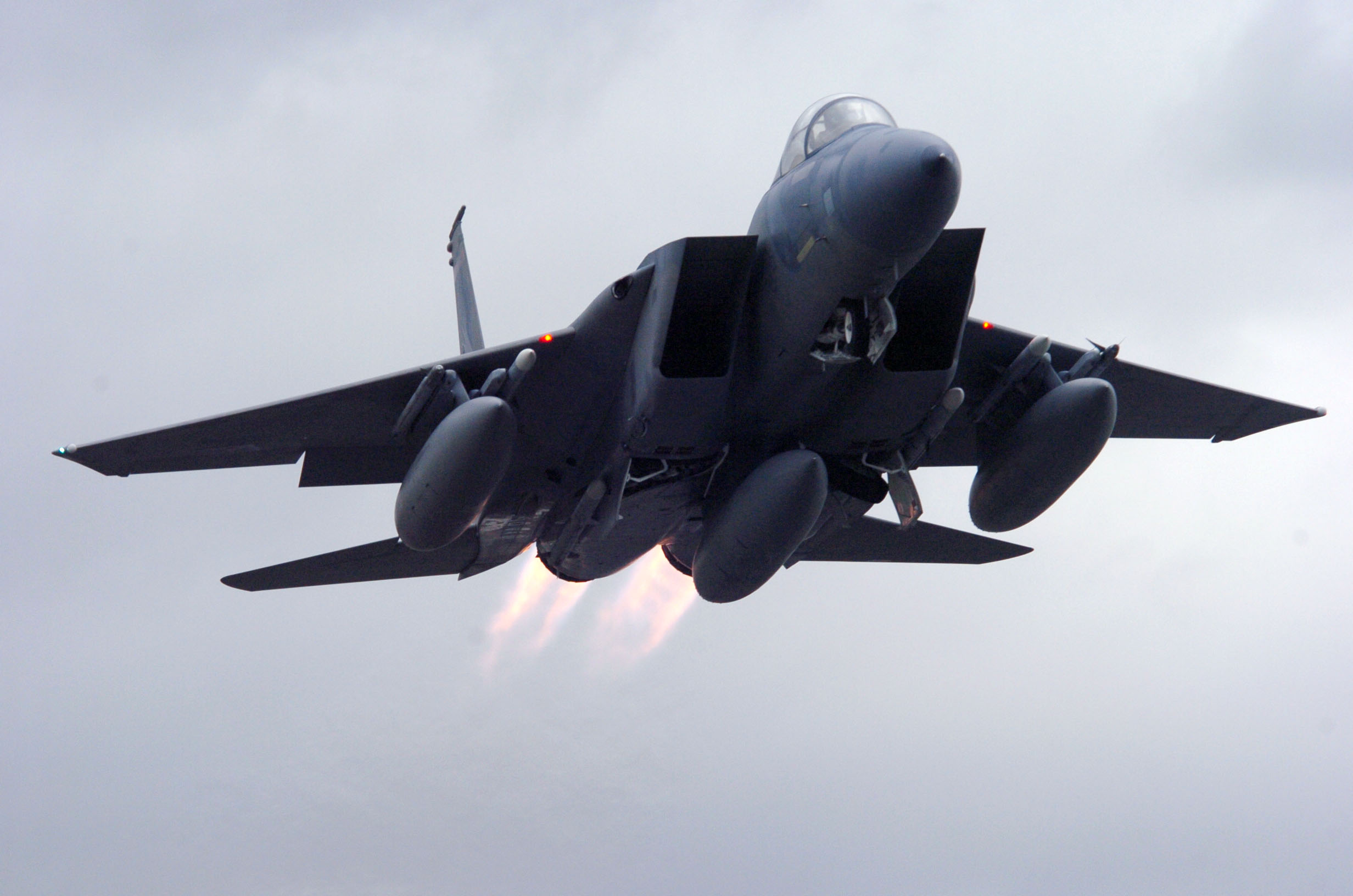 Американски изтребители F-15 порят небето над Пловдив