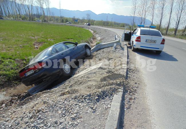 Кола изхвърча от обходния път на Враца