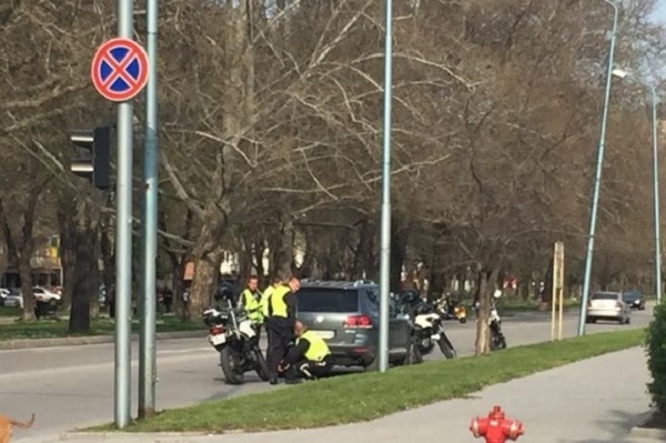 Нов екшън с мотори: Джигит мина на червено, за малко да сгази 4 полицаи 