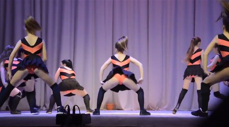 Еротичният танц на пчеличките разтресе Русия (ВИДЕО)