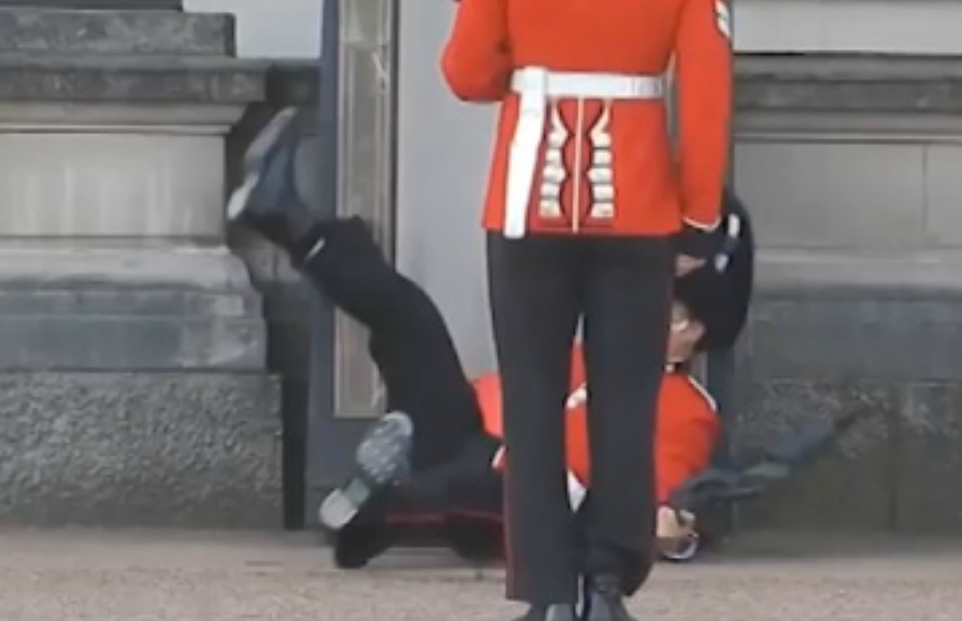 Конфуз: Туристи снимат как кралски гвардеец се търкаля по земята (ВИДЕО)
