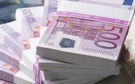 Кметски килим ръси пачки с банкноти по 500 евро