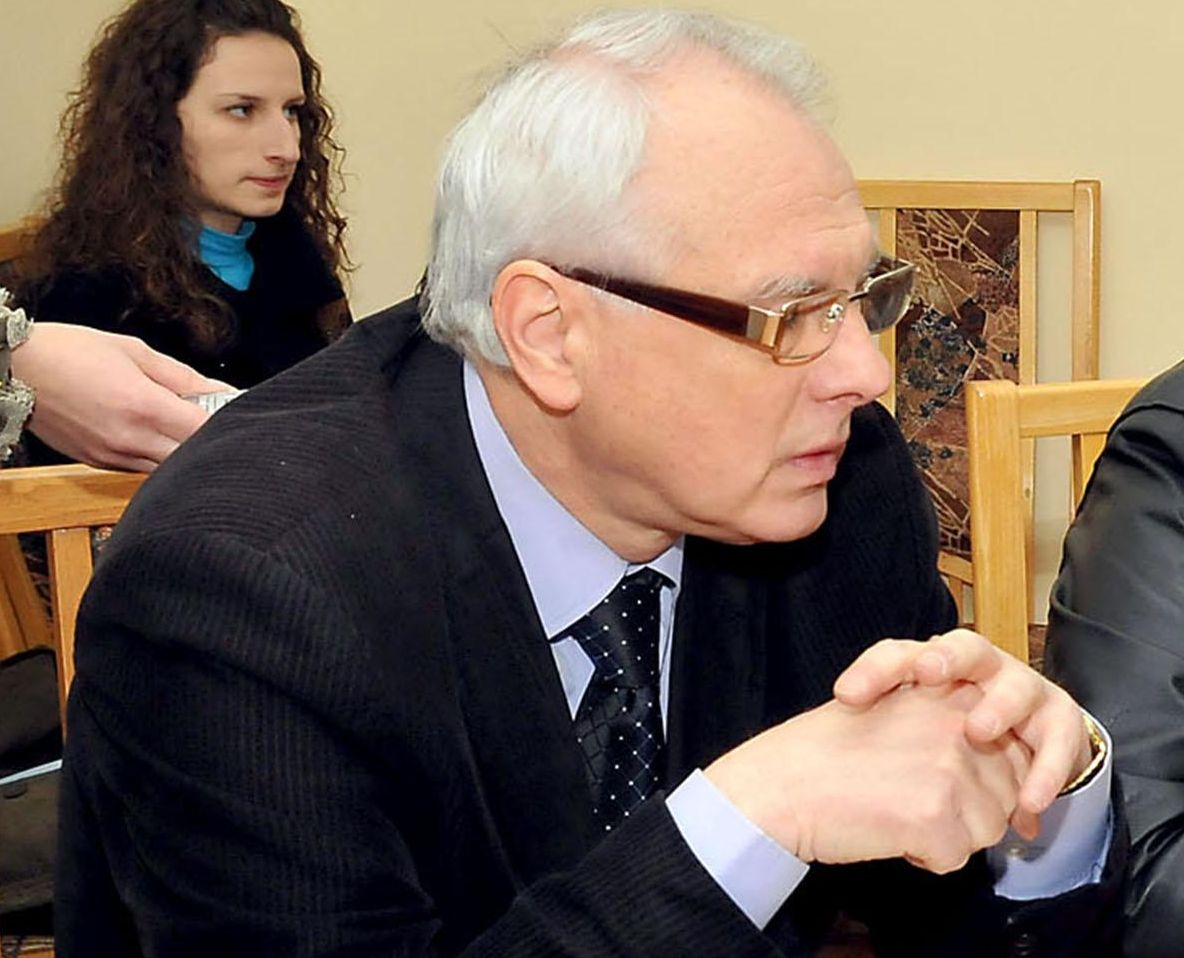 Велизар Енчев ще ликвидира Комисията по досиетата
