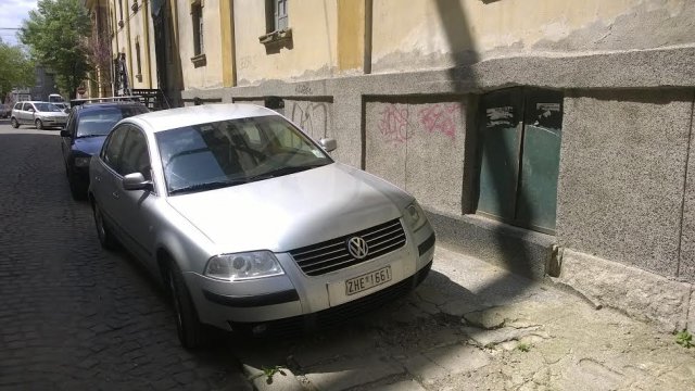 Нахалитет от Гърция гази тротоари в центъра на Пловдив 