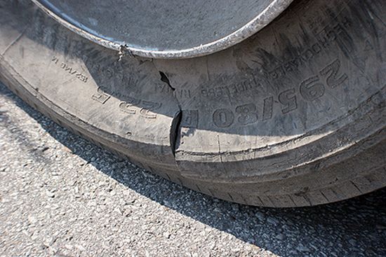 Хванаха вандалите, срязали 83 автомобилни гуми в Стара Загора