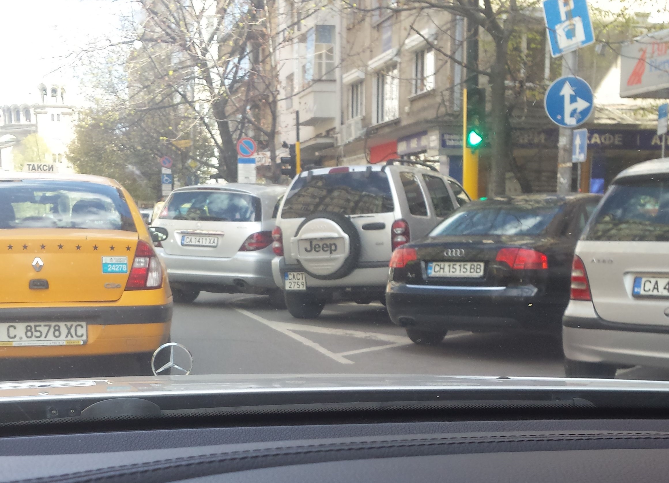 Безумие в София: Коли вече паркират и на светофарите