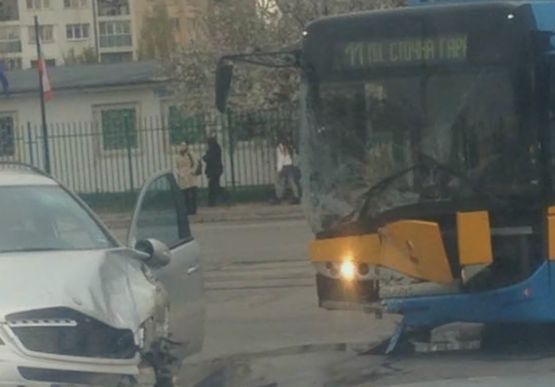 Кола се натресе в тролей в София 