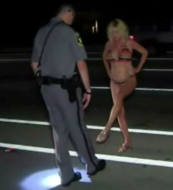 Пияна секси баба омайва пътни полицаи по бикини (ВИДЕО)