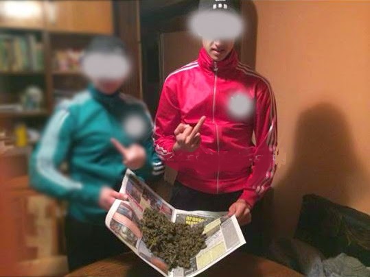 Син на бизнесмен се фука с марихуана във Фейсбук