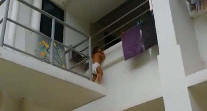 Спасиха бебе, заклещило главичката си на балкон (ВИДЕО)