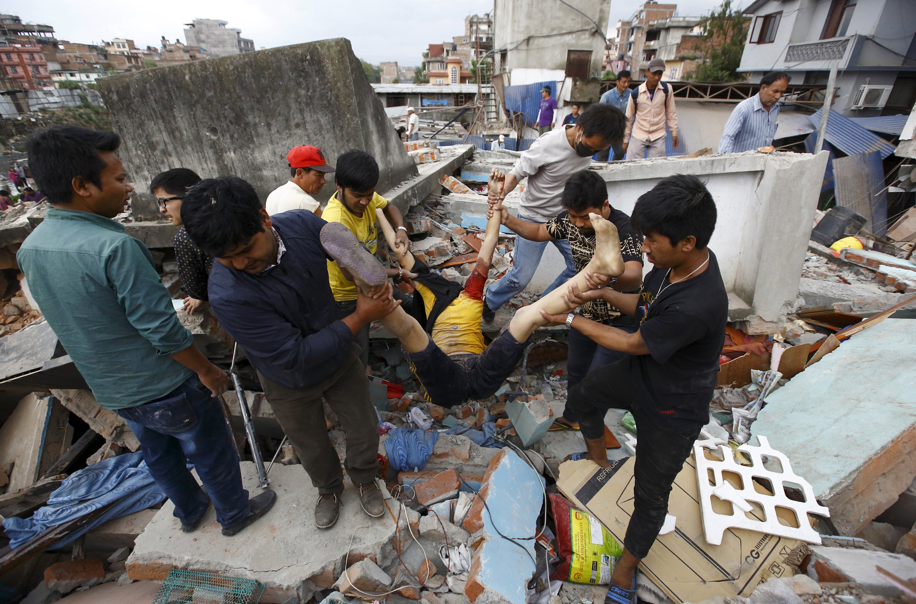 Над 800 са жертвите на труса в Непал, има загинали в Индия, Бангладеш и Китай (СНИМКИ 18+)