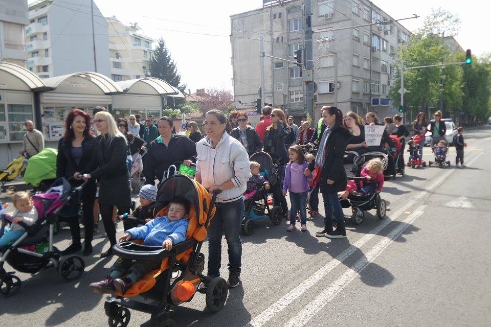 Майки с бебешки колички блокираха булевард в Бургас