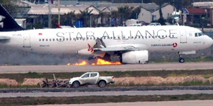 Вижте как с късмет се приземи горящият Airbus A320 в Истанбул (ВИДЕО)
