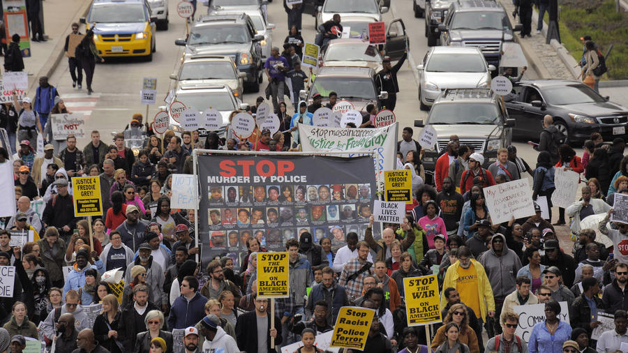 Масови безредици в Балтимор след демонстрация в памет на загинал афроамериканец (СНИМКИ/ВИДЕО)