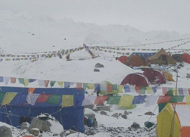 Около 700 души все още се намират под Еверест (СНИМКИ/ВИДЕО)