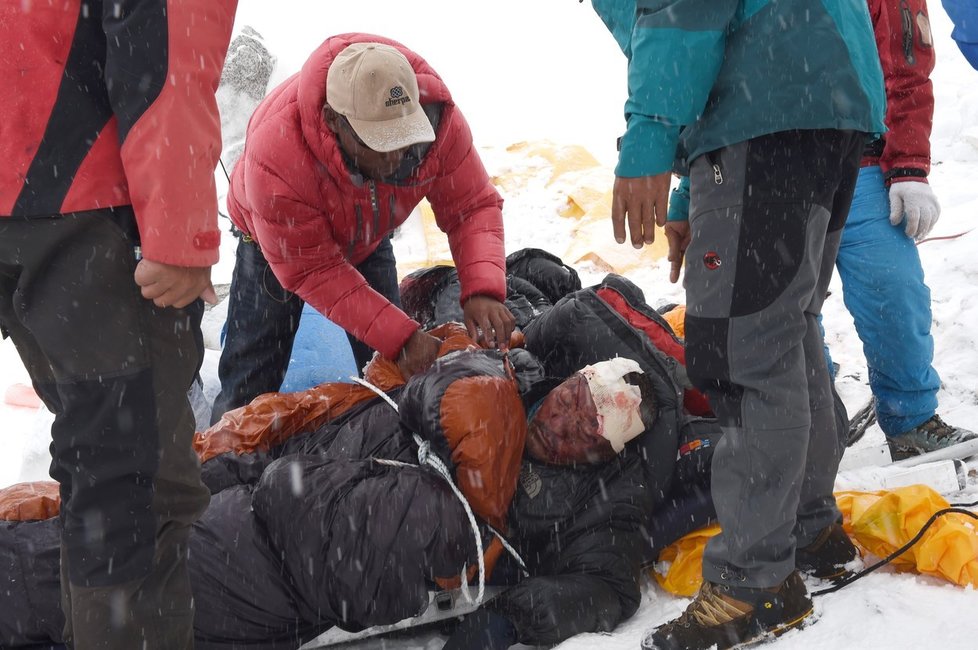 Намериха още 19 трупа на алпинисти под Еверест (СНИМКИ)