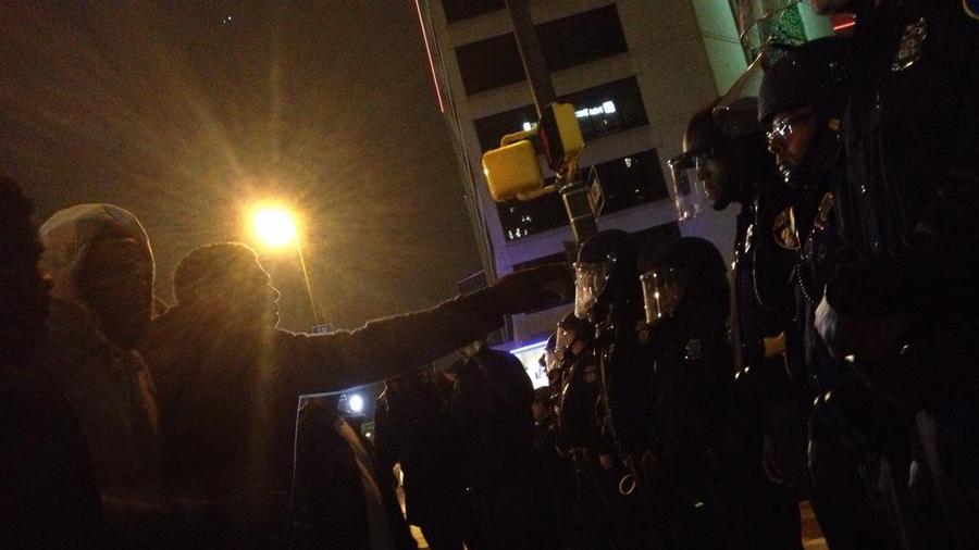 Масови безредици в Балтимор след демонстрация в памет на загинал афроамериканец (СНИМКИ/ВИДЕО)