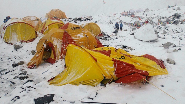 Десант с хеликоптери евакуира алпинисти от Еверест