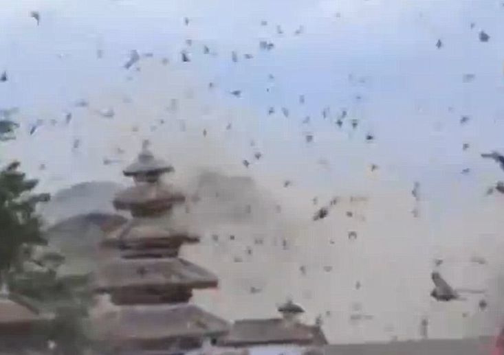 Зловещо: Небето над Катманду почерняло при труса (ВИДЕО)