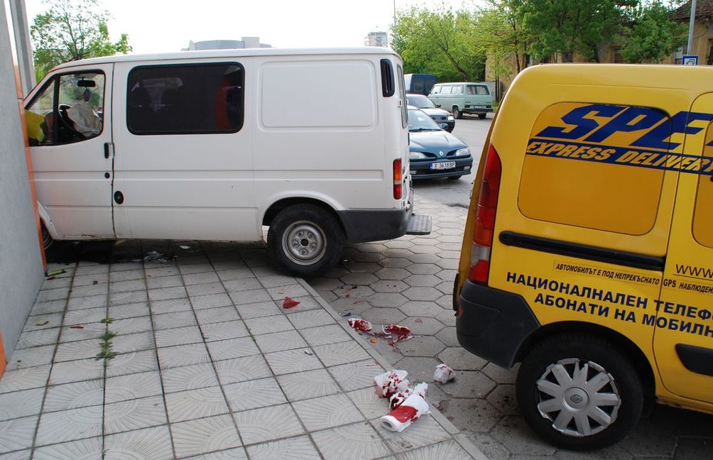 Касапница в Хасково: Бус прегази двама и влезе в магазин (СНИМКИ)