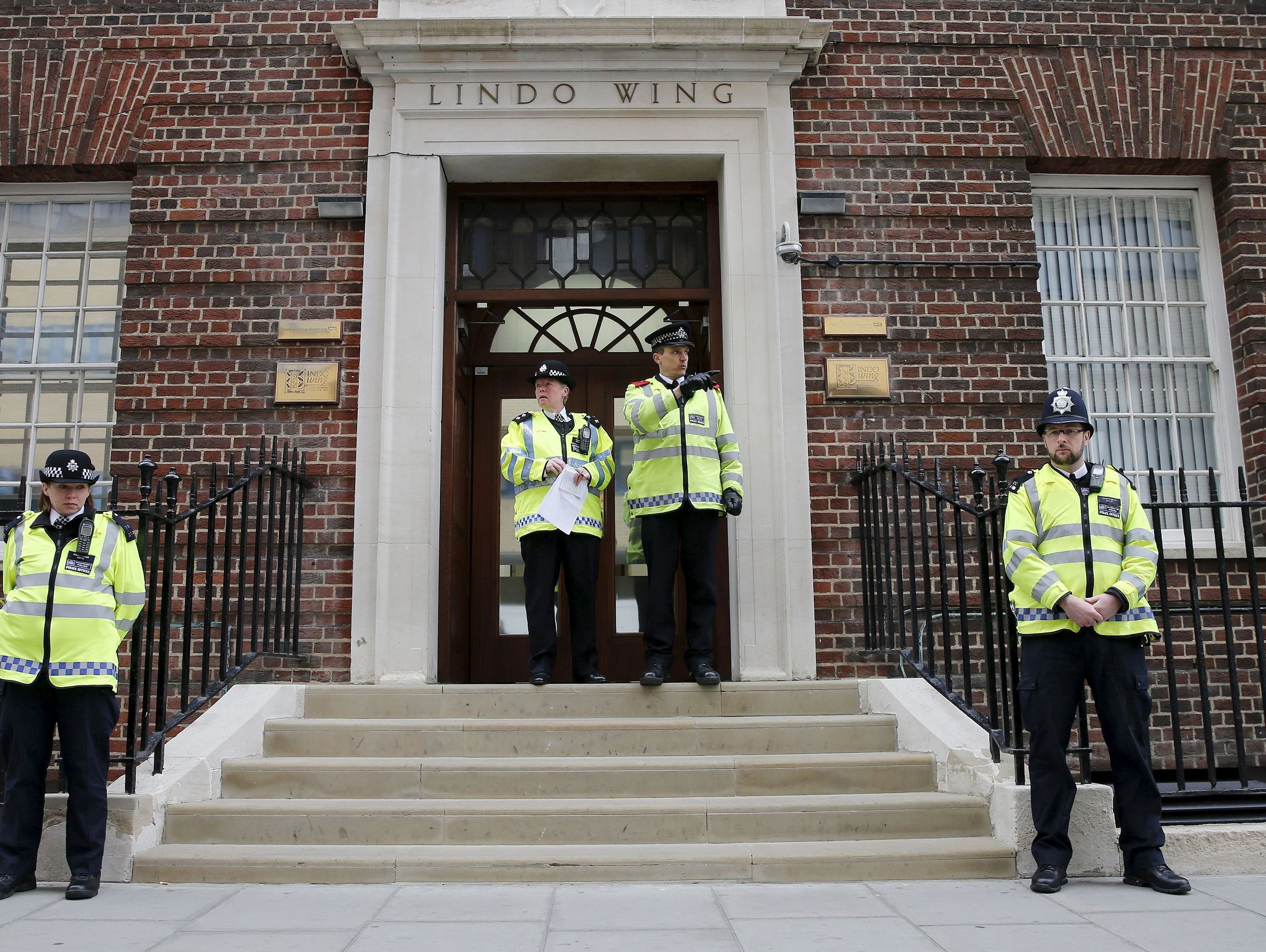 Напрежение в Лондон: Полиция пази Кейт докато ражда