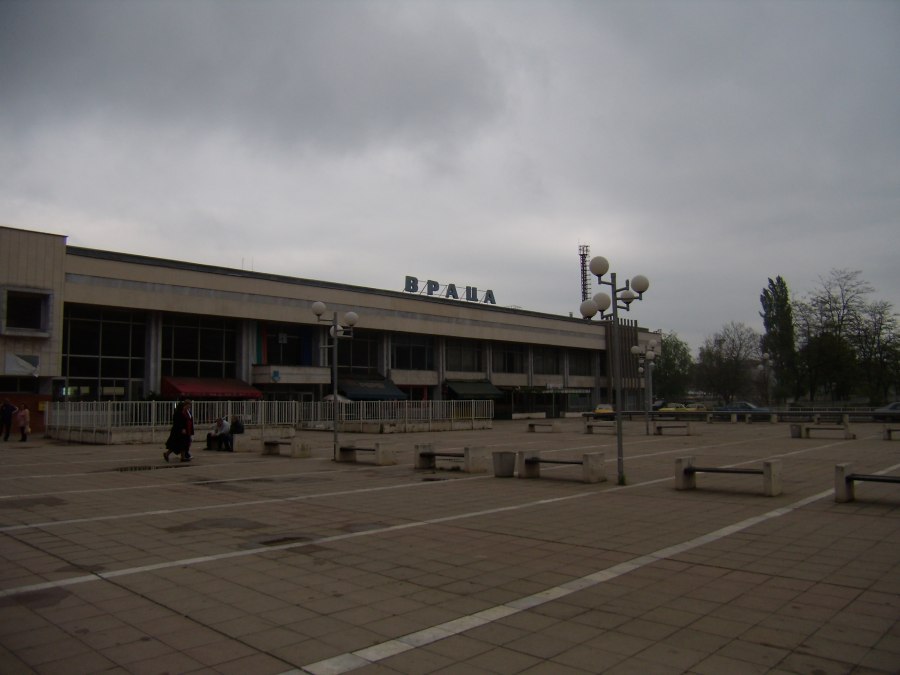 Нападнаха и обраха жена посред бял ден на жп гарата във Враца