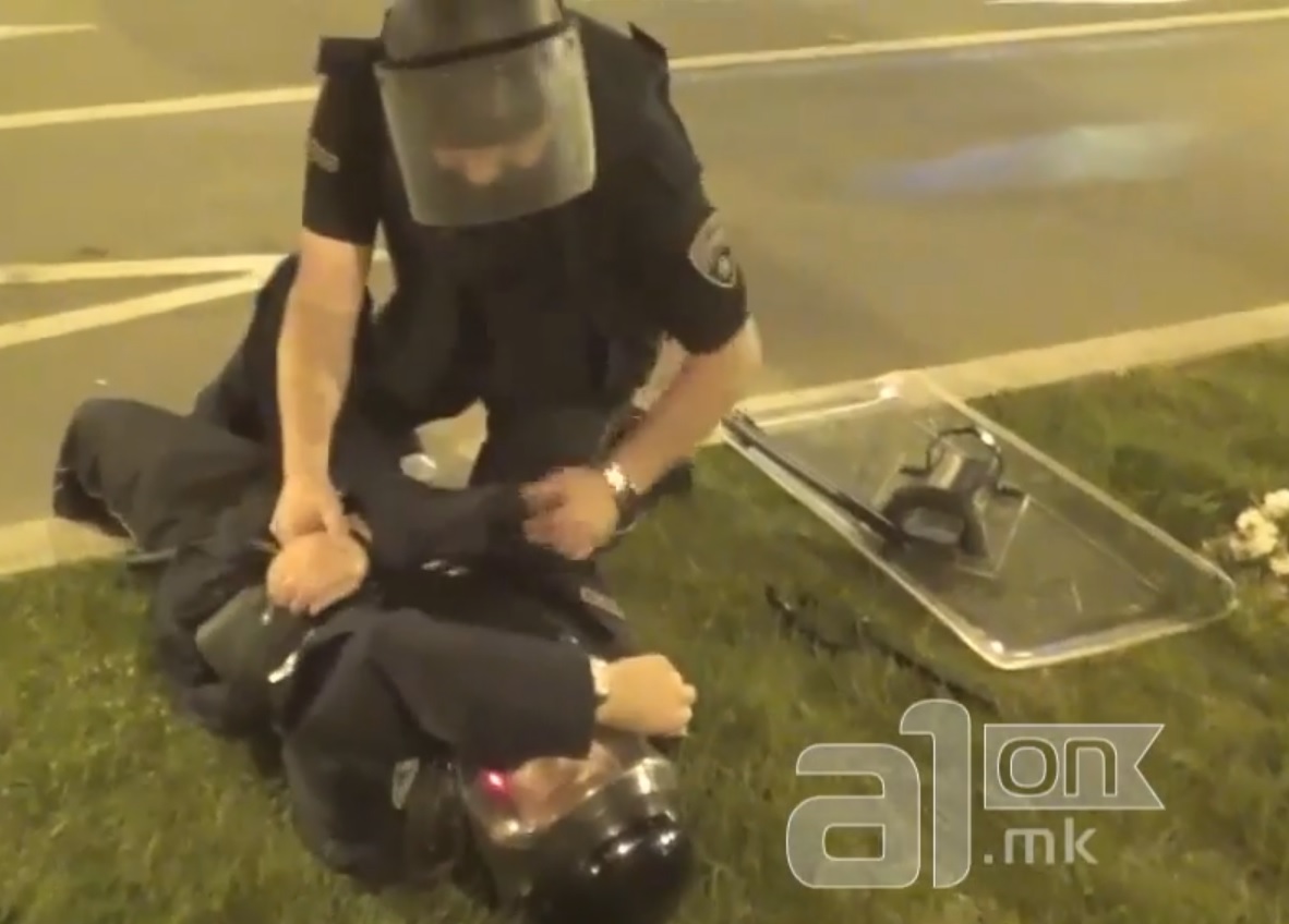 Десетина полицаи са пострадали при днешния протест в Скопие (ВИДЕО)
