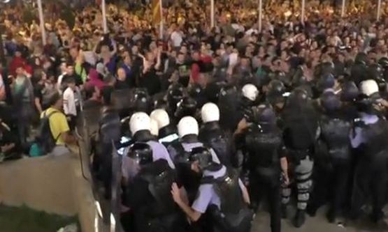 Четвърта вечер на протести в Македония (ВИДЕО)
