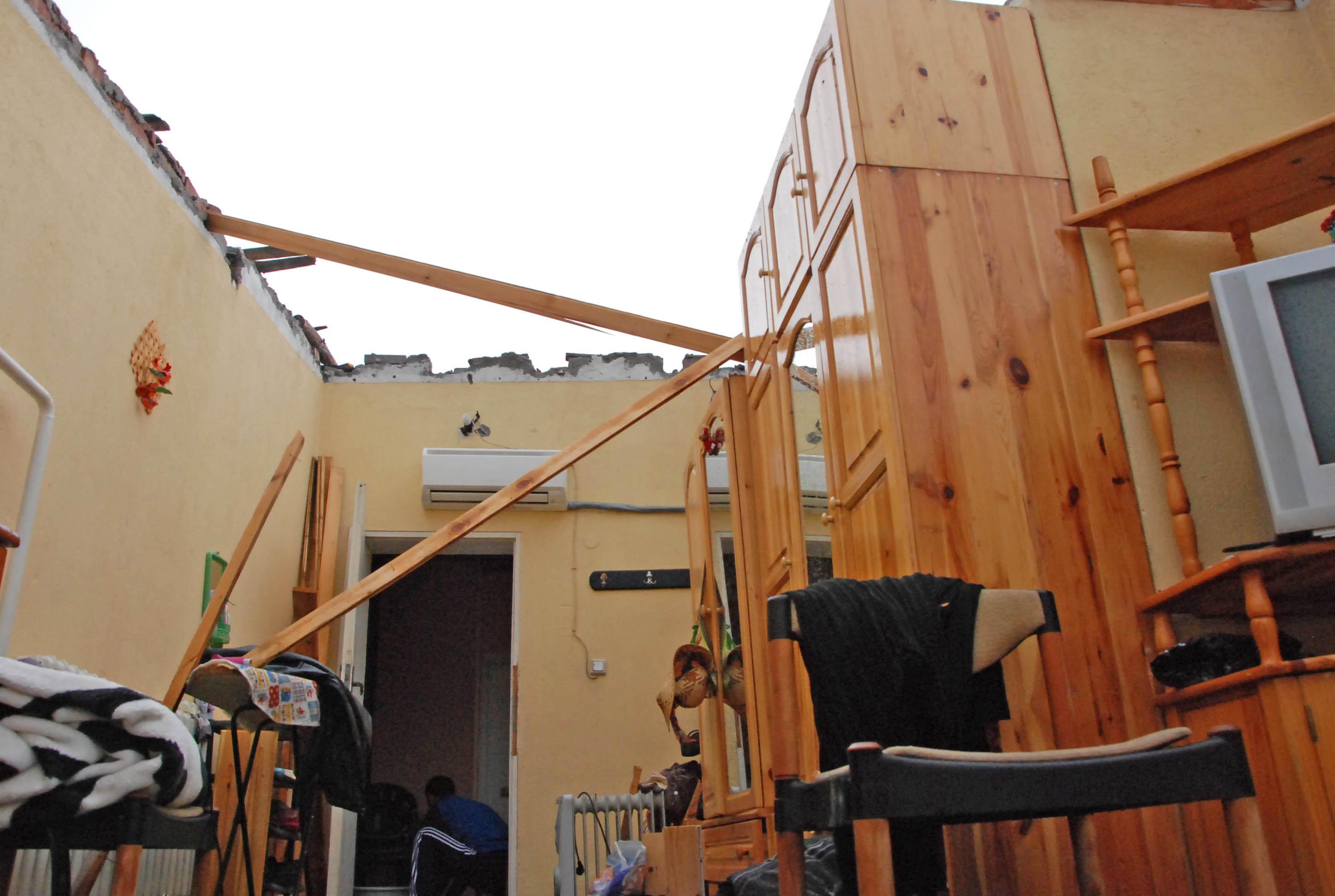 Ад и в Симеоновград! Бурята отнесе покривите на 20 къщи (СНИМКИ)