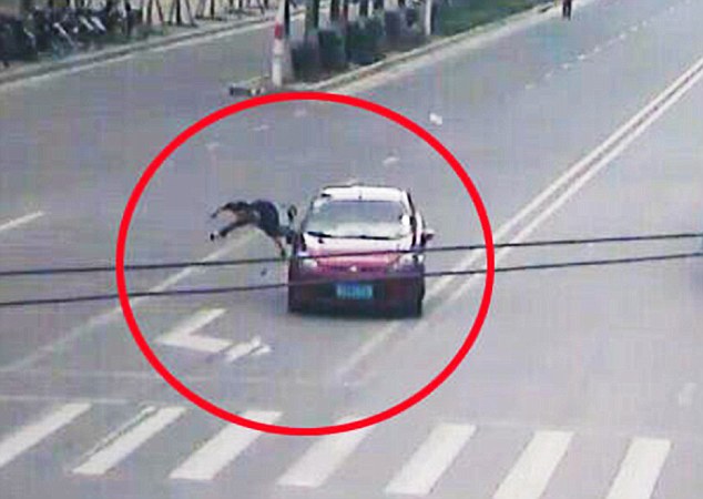 Вижте как измамник се хвърля пред кола, за да изнудва шофьора (ВИДЕО) 