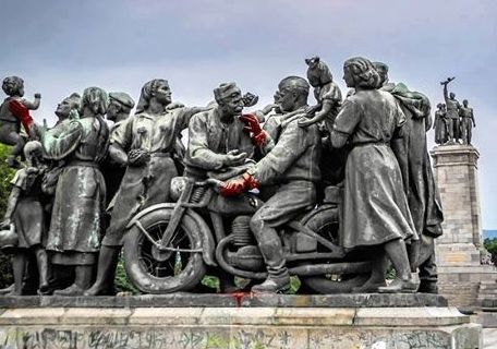 Протестъри се изгавриха виртуално с Паметника на Съветската армия (СНИМКИ)