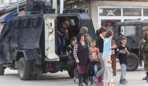 Ето как полицията евакуира жителите на Куманово заради косовските главорези (ВИДЕО)