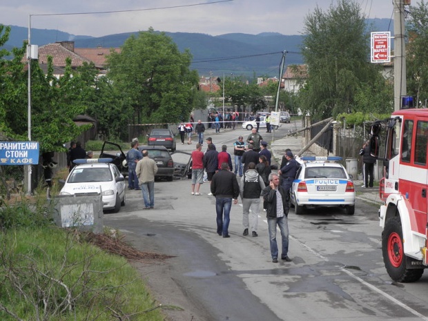 Жестока трагедия: Погребват жертвите от касапницата в Яхиново в абитуриентските им костюми
