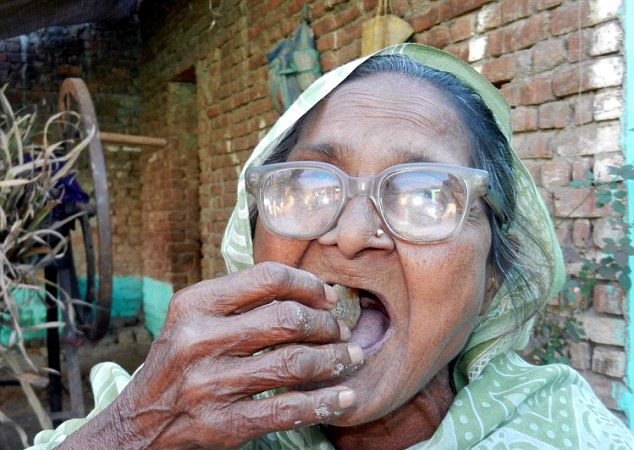 Жена на 92-години яде по кило пясък на ден за здраве (СНИМКИ/ВИДЕО)