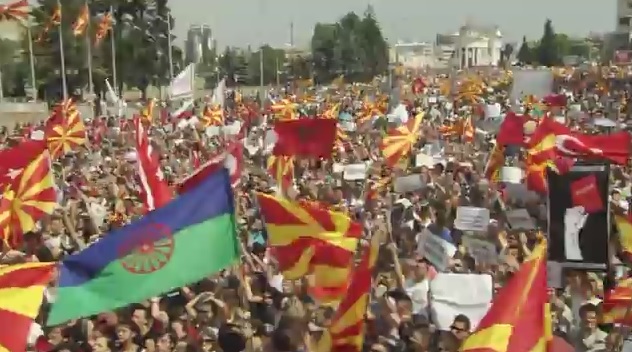 Страстите в Скопие се нажежават, &quot;Убийци!&quot;, крещят към властта протестиращите