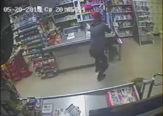 Злосторник в анцуг открадна кутия с дарения от магазин в Стара Загора (ВИДЕО)