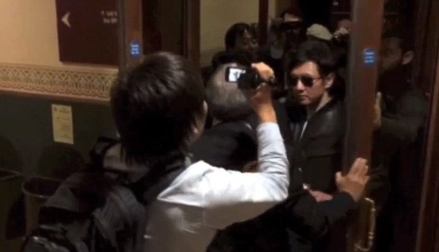 Спипаха големия брат на Ким Чен Ун на концерт на Ерик Клептън (СНИМКИ/ВИДЕО) 