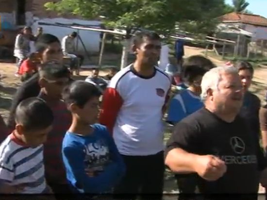 Ромите в Марчево ронят сълзи в ефир: Българите ни тероризират!