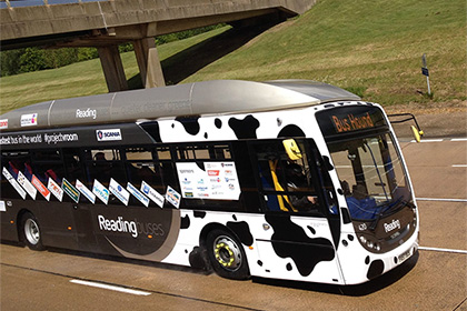Британски автобус с енергия от кравешки изпражнения подобри рекорд за скорост