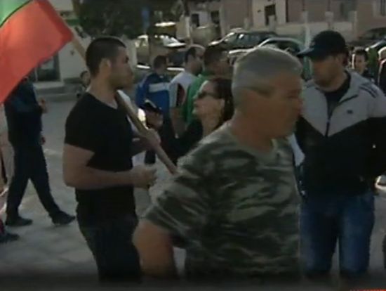 Протестът в Гърмен започна с патриотични песни на площада