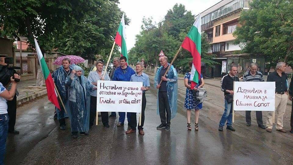 Блокираха пътя София-Бургас