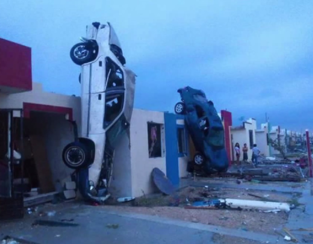 Торнадо уби 13 души в Мексико (ВИДЕО)