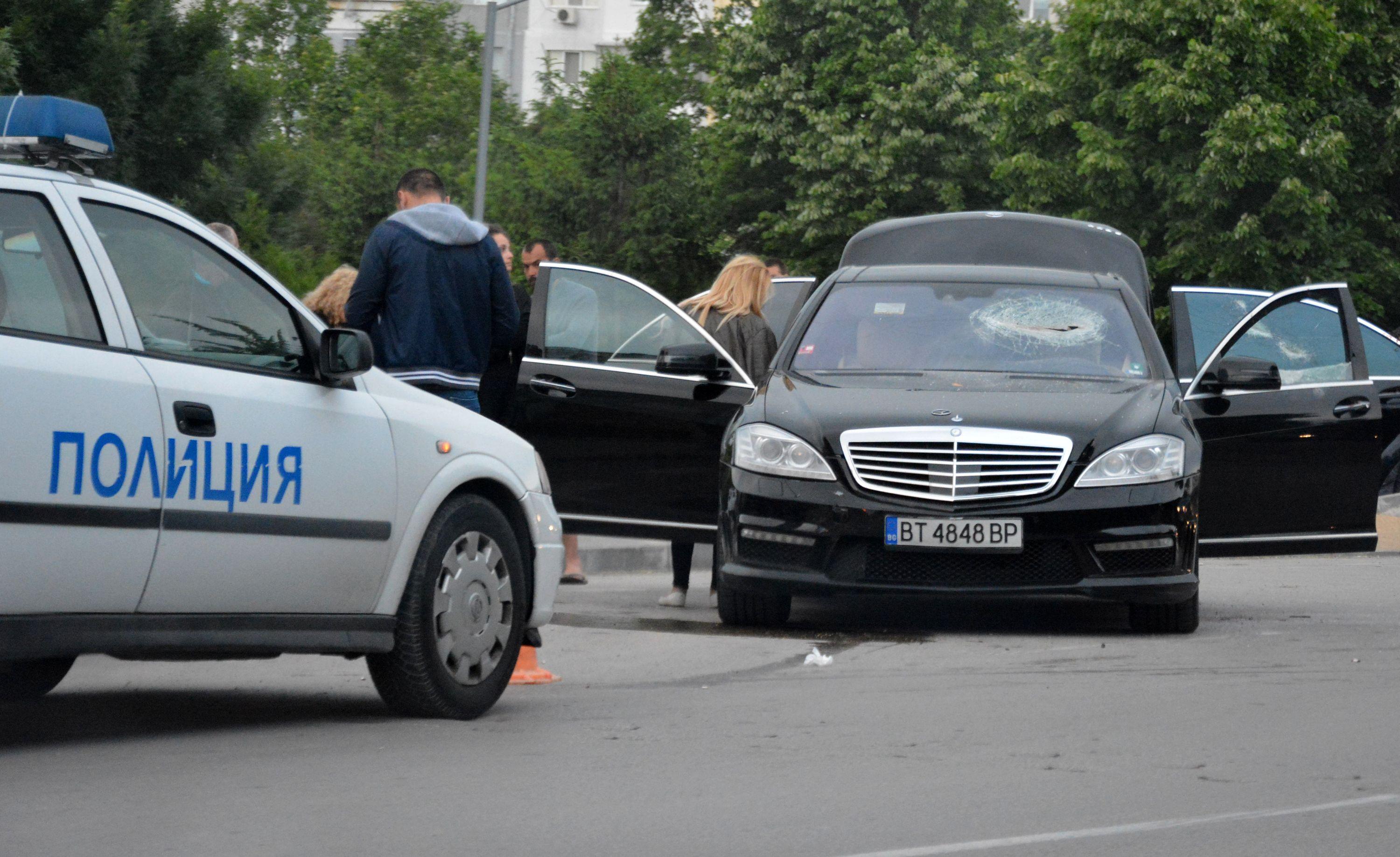 Брутални сцени във Варна, биячи с колове налетяха на пътниците в лимузина (СНИМКИ)