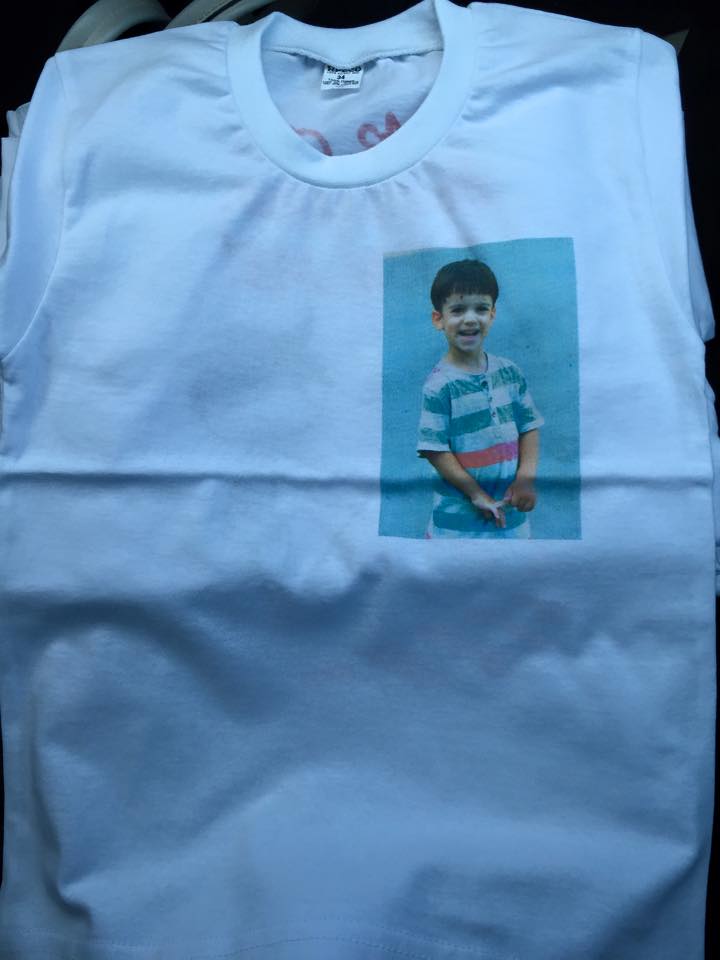 Майката на прегазения Паоло пуска тениски с неговия лик